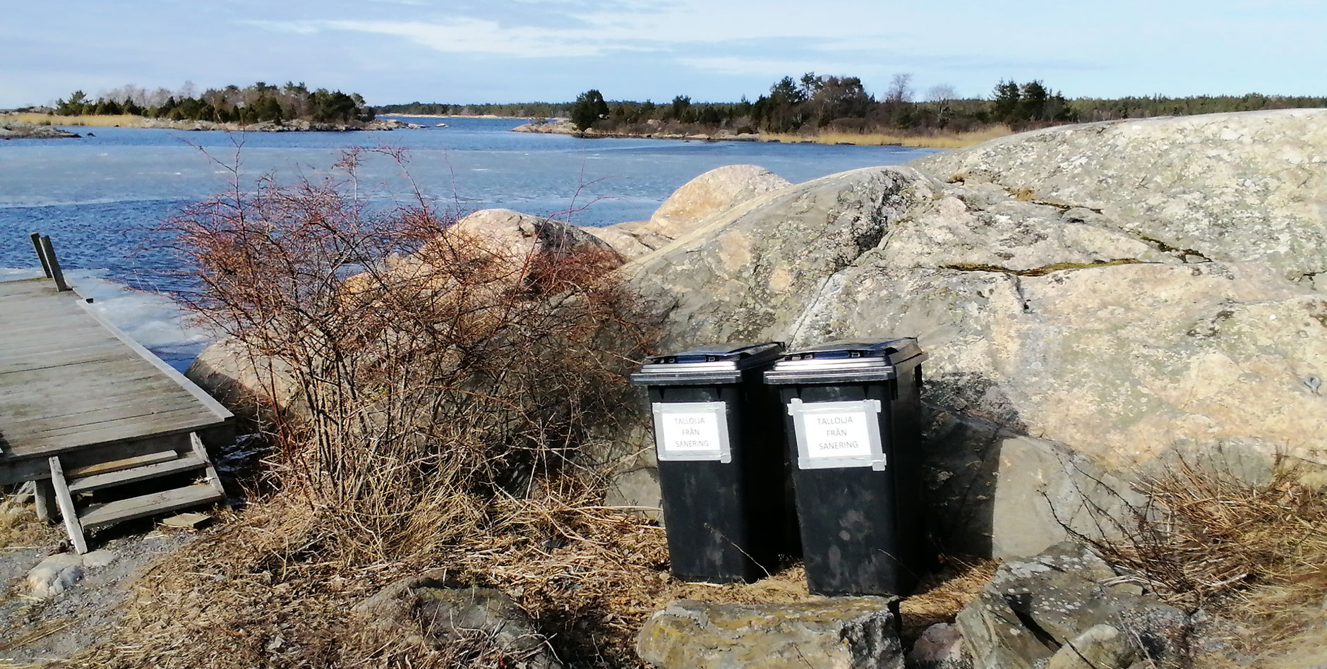 soptunnor-för-uppsamling-av-tallolja-vid-en-brygga-vid-havet.jpg