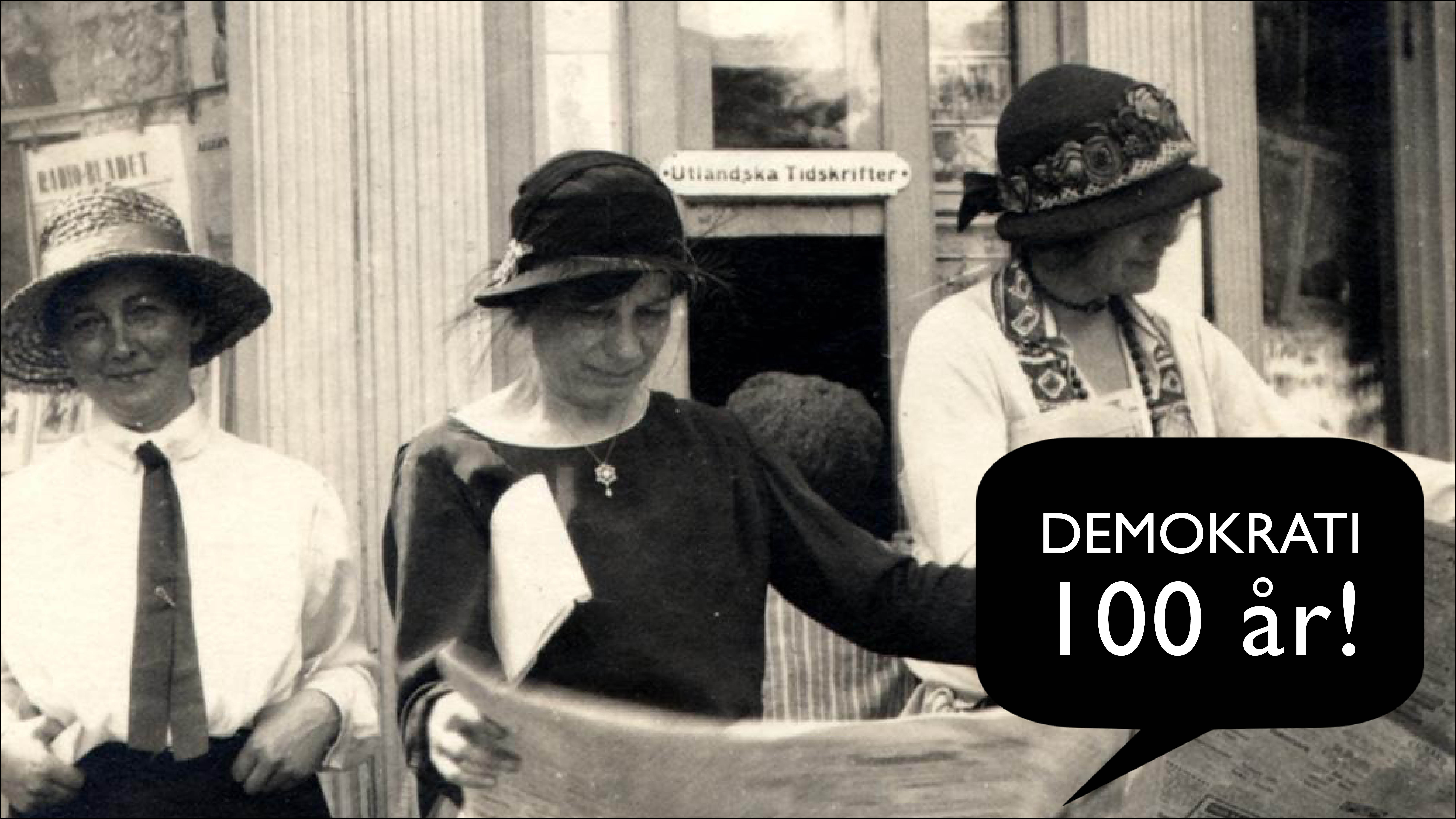 Tre kvinnor läser tidningen - demokratin fyller 100 år.jpg