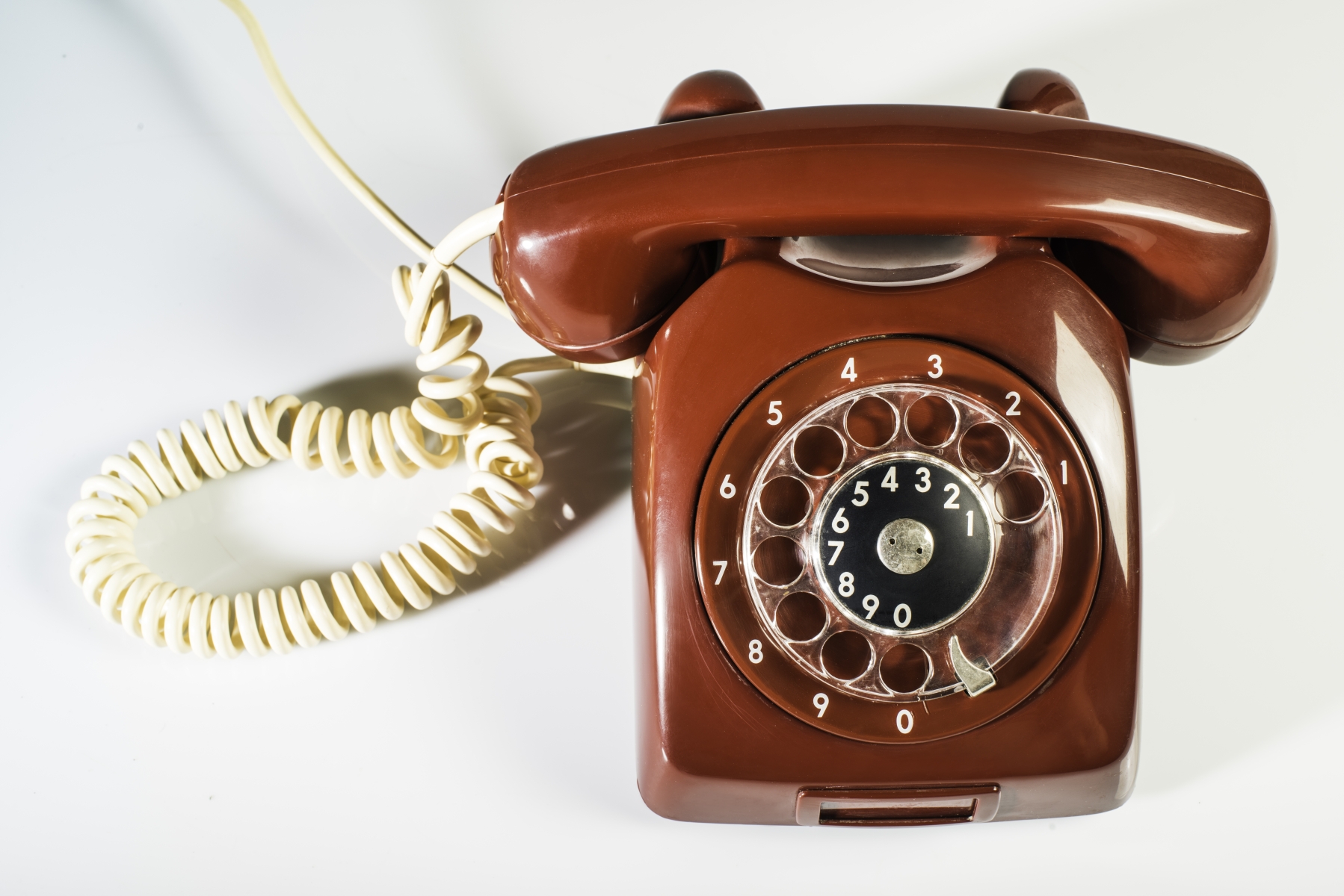 8178868-vintage-red-phone.jpg