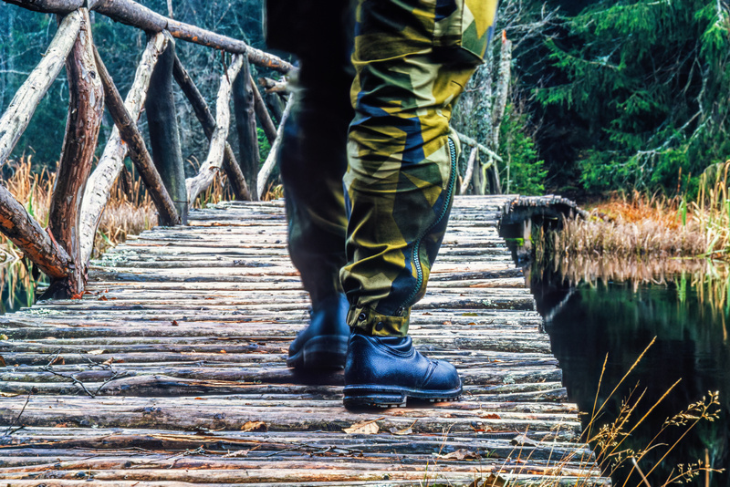 soldat som går över bro i skogen.jpg