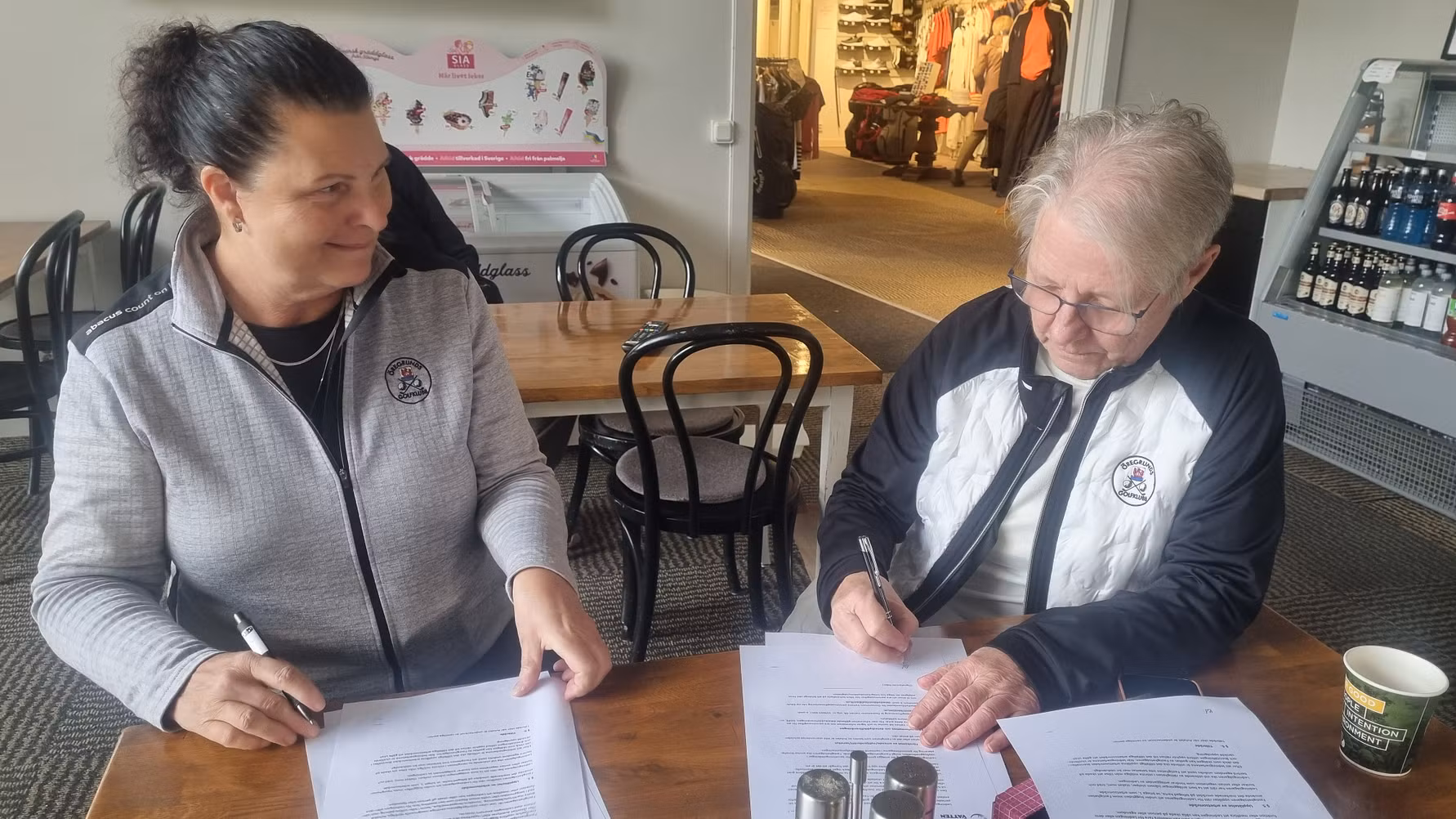 Golfklubben skriver på.jpg