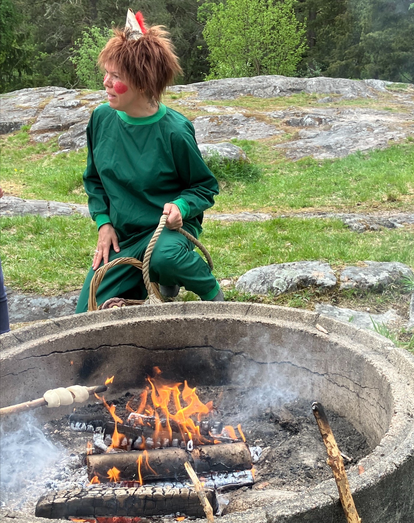 Skogsmulle grillade pinnbröd med barnen