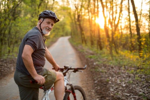 Man på cykel i naturen